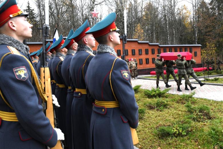 Военнослужащие на церемонии перезахоронения останков 138 бойцов РККА (Рабоче-крестьянская Красная армия), погибших и умерших от ран в годы Великой Отечественной войны 1941-1945 гг., на воинском мемориале в деревне Мокрое Московской области