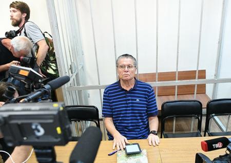 Суд снял арест со счёта Улюкаева для взыскания штрафа