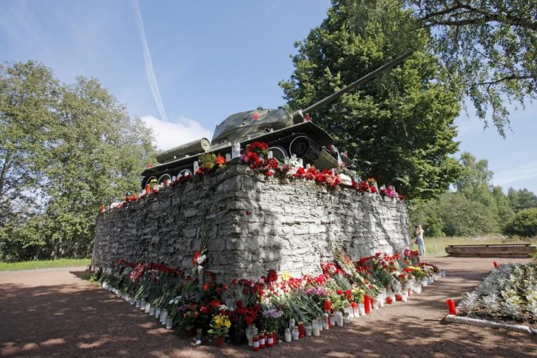 Памятник танку Т-34 в городе Нарва