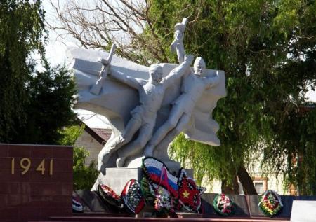В Усть-Лабинске женщины осквернили мемориал малолетним узникам концлагерей