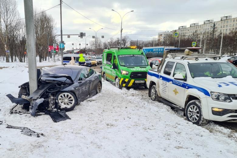 Авария с Tesla на Волгоградском проспекте