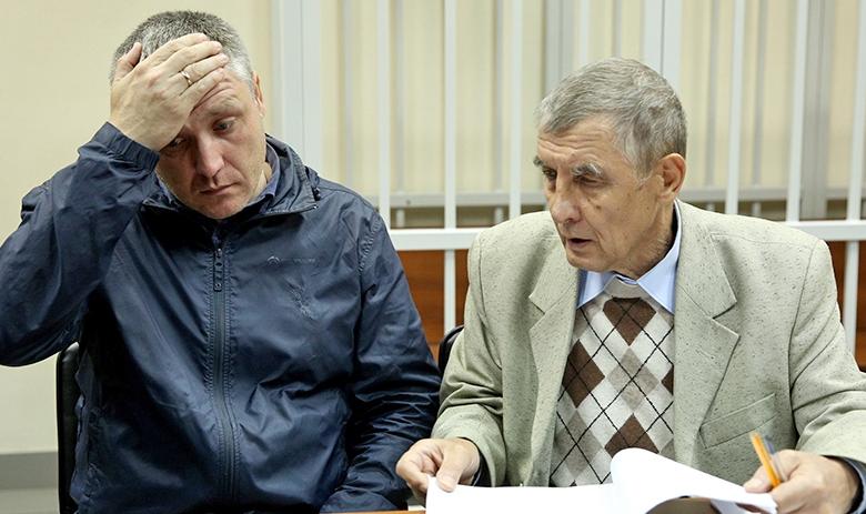 Отец ребёнка Роман Шимко (слева) во время рассмотрения по существу уголовного дела в отношении Ольги Алисовой, обвиняемой в наезде на шестилетнего ребёнка в Балашихе