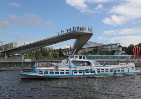 Посетитель парка «Зарядье» спрыгнул с Парящего моста