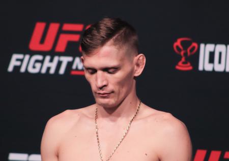 Бойцу на турнире UFC запретили выходить с флагом России