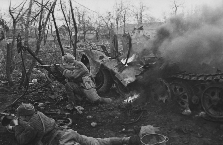 1 апреля 1942 г. Воины части генерал-майора Киселева в бою за село Гезель около города Орджоникидзе