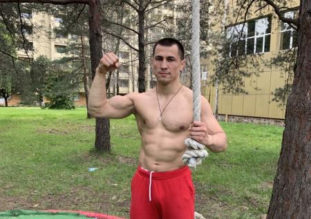 Борец Власов молится о выздоровлении отца Нурмагомедова