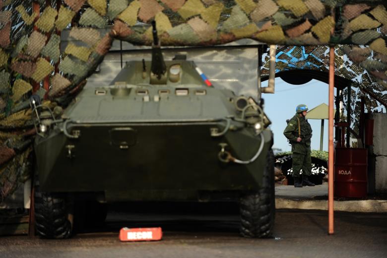 Военная техника на миротворческом посту на мосту