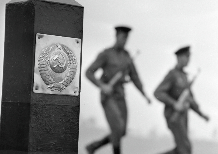 Пограничники охраняют государственную границу. 1966 г.