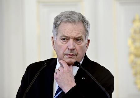 Президент Финляндии сообщил Путину о вступлении в НАТО