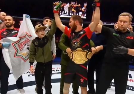 Абдулвахабов победил Сарнавского и стал чемпионом АСА в лёгком весе