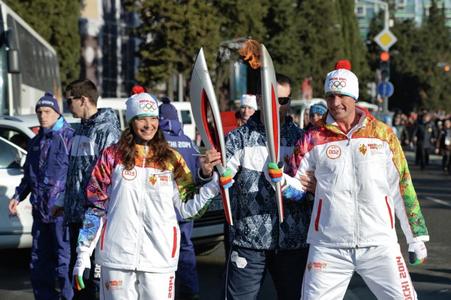 Российский фигурист, олимпийский чемпион 2006 года в танцах на льду Роман Костомаров и российская многоборка, участница и призер двух летних Олимпийских игр Татьяна Чернова во время эстафеты олимпийского огня в Сочи