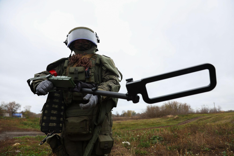 Курская область. Военнослужащий во время проверки населено пункта на предмет взрывоопасных предметов
