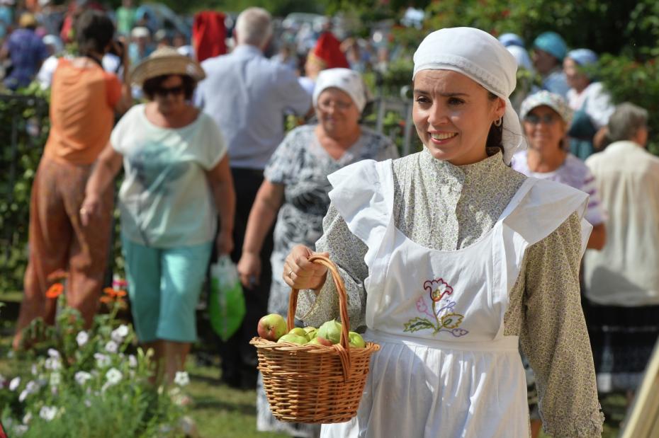 Участницы празднования Преображения Господня на территории музея А. М. Горького в селе Красновидово в Камско-Устьинском районе