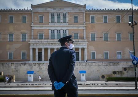 Премьер Греции призвал население не расслабляться и не покидать дома