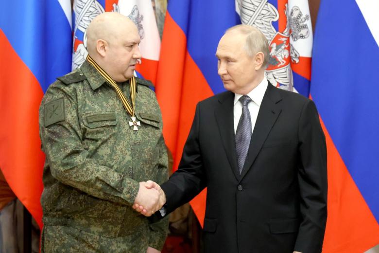 Президент РФ Владимир Путин и генерал-полковник Сергей Суровикин (слева)