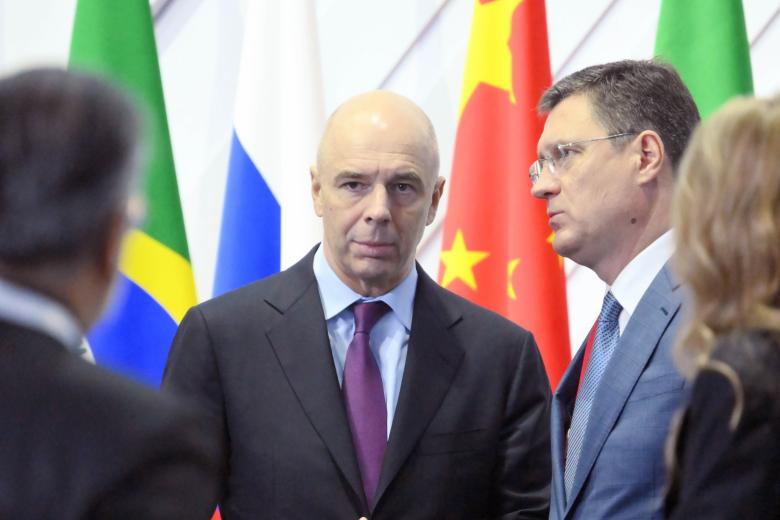 Александр Новак и министр финансов РФ Антон Силуанов (в центре) на заседании глав делегаций стран БРИКС