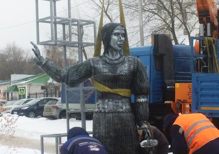Жириновский вступился за устрашающий памятник Алёнке