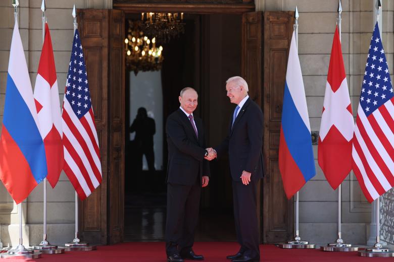 Владимир Путин и президент США Джо Байден (слева направо)