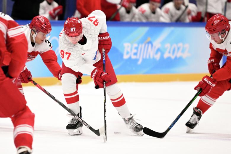 Российский спортсмен, член сборной России (команда ОКР) Никита Гусев (в центре) в матче группового этапа по хоккею среди мужчин между сборными командами Дании и ОКР на XXIV зимних Олимпийских играх 2022 года
