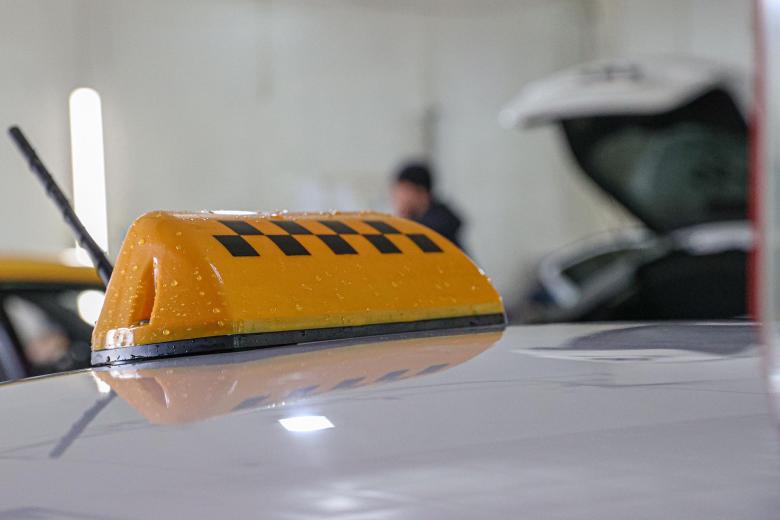 Шашечки на борту автомобиля такси.