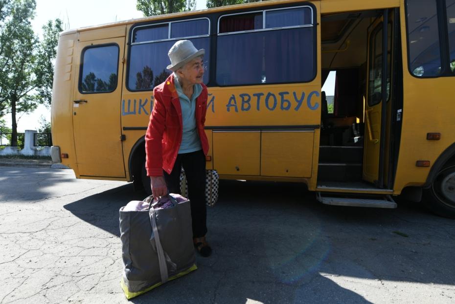 Пожилая женщина во время эвакуации из Новой Каховки