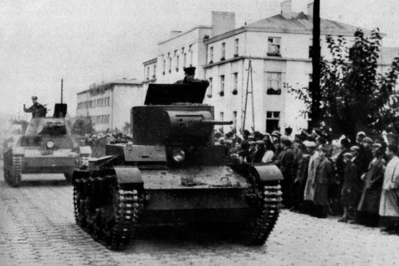 Советские танки на параде в Брест-Литовске 22 сентября 1939 года