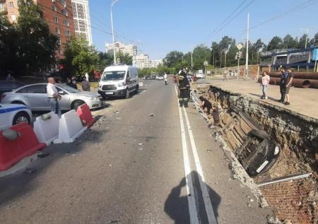 В Екатеринбурге машина с двумя женщинами провалилась в строительную яму