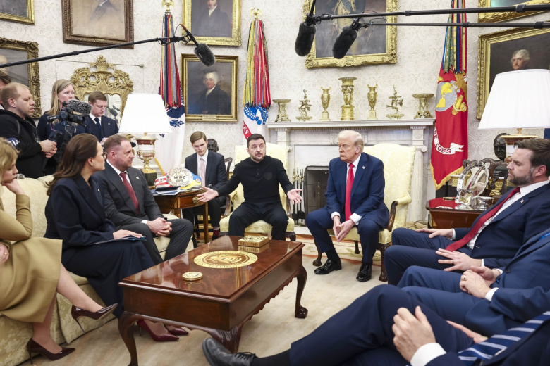 Владимир Зеленский (в центре) выступает во время встречи с президентом США Дональдом Трампом (второй справа) в Овальном кабинете Белого дома