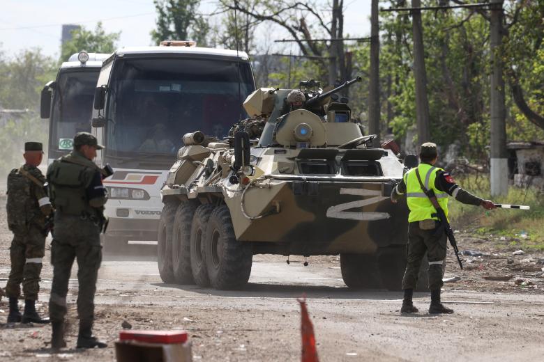 Автобусы с эвакуированными украинскими военнослужащими с территории завода «Азовсталь»