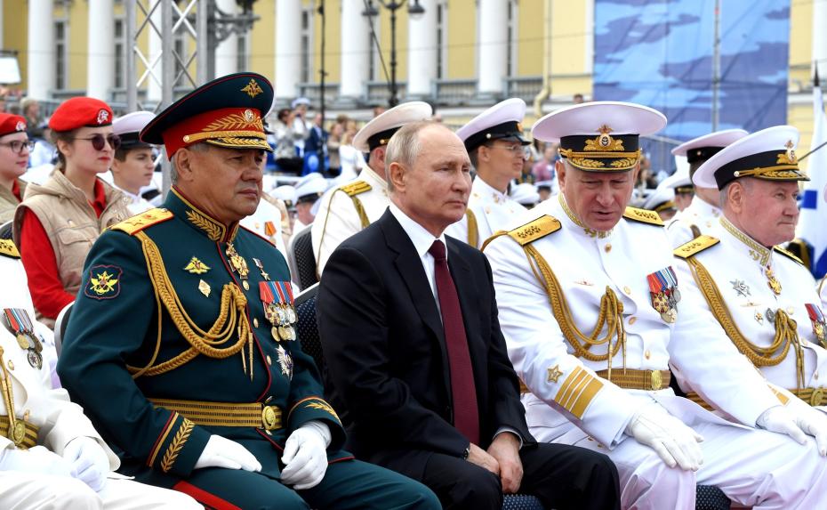 Владимир Путин с Сергеем Шойгу и Николаем Евменовым во время Главного военно-морского парада