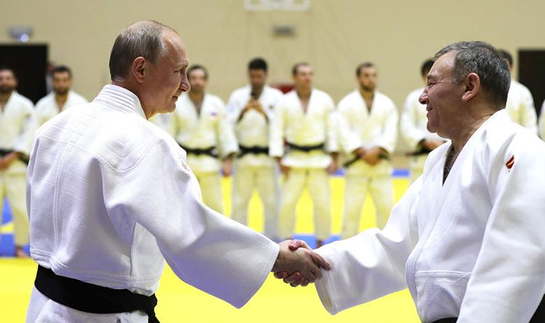 Президент РФ Владимир Путин (слева) 