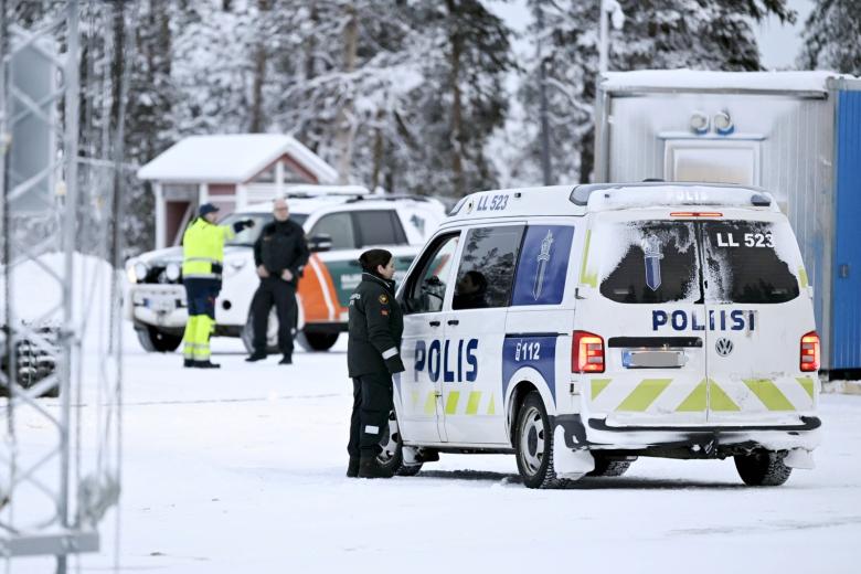Финские пограничники и полиция на международном пункте пропуска в Финляндии
