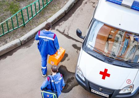 Петербуржец провалился под землю и обварился кипятком на выгуле собаки