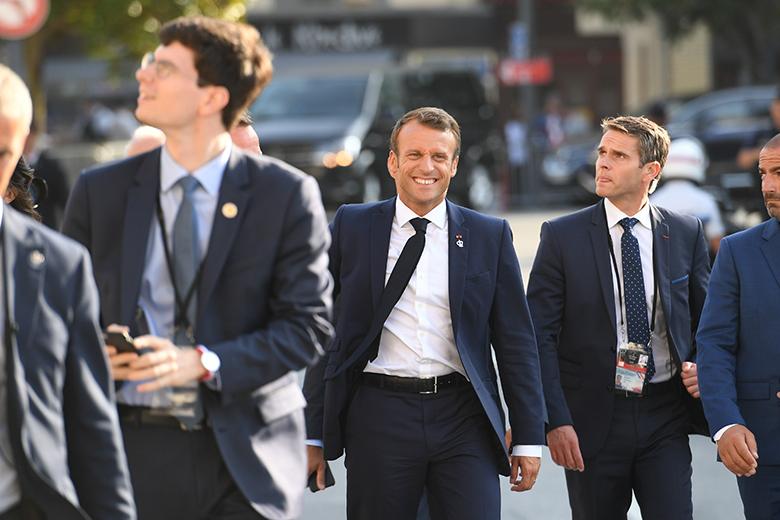 Президент Франции Эммануэль Макрон (в центре)