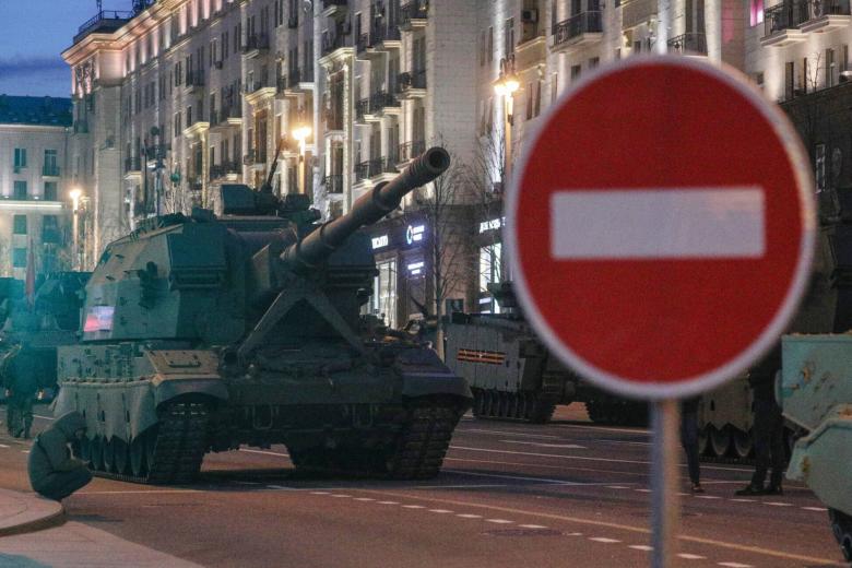 Самоходная артиллерийская установка САУ 2С35 «Коалиция-СВ» на Тверской улице в Москве перед началом ночной репетиции парада