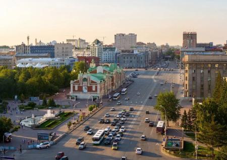 Неадекватная женщина парализовала движение в Новосибирске