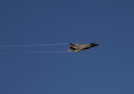 В Сети появилось видео опасного сближения с F-35