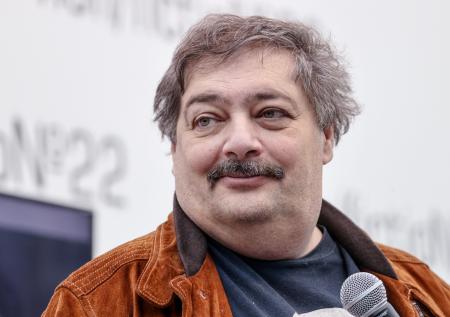 С уехавшего писателя взыщут задолженность за «коммуналку»