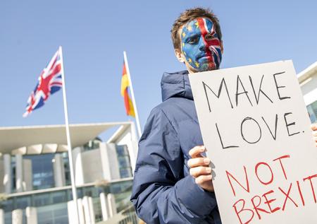 Британские парламентарии одобрили новую дату Brexit