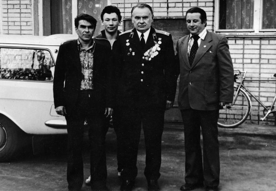 Константин Бесков (в центре)