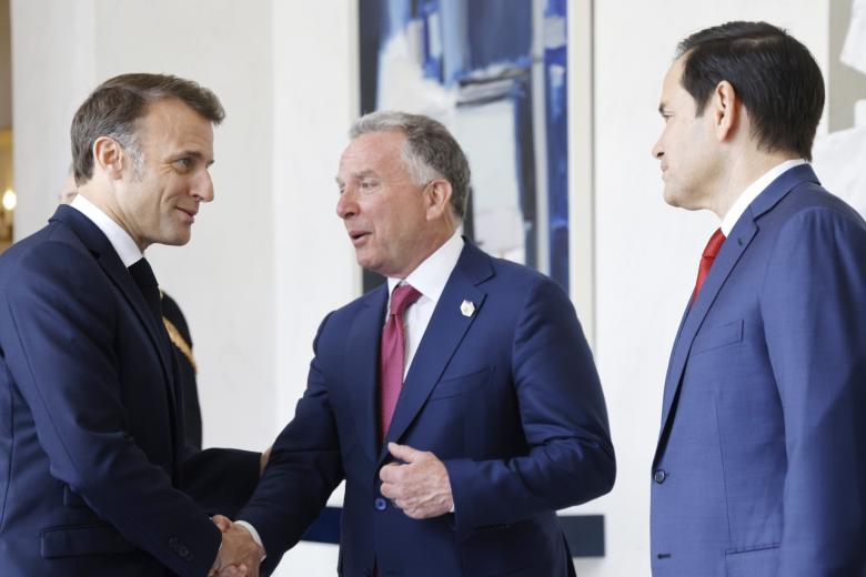 Президент Франции Эммануэль Макрон, специальный посланник президента США Стивен Уиткофф и госсекретарь США Марко Рубио