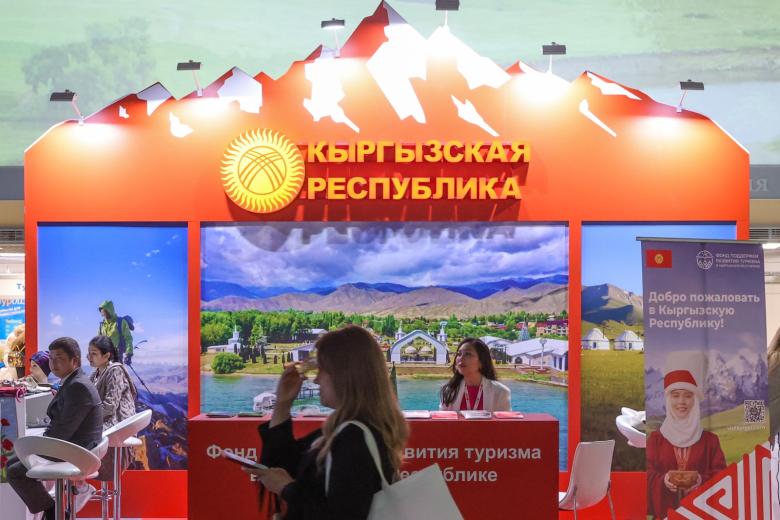 Посетители на российском туристическом форуме «Путешествуй!» на ВДНХ
