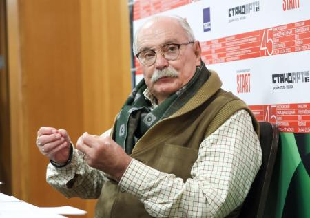 Михалков предложил открыть в Ельцин Центре больницу для таджиков