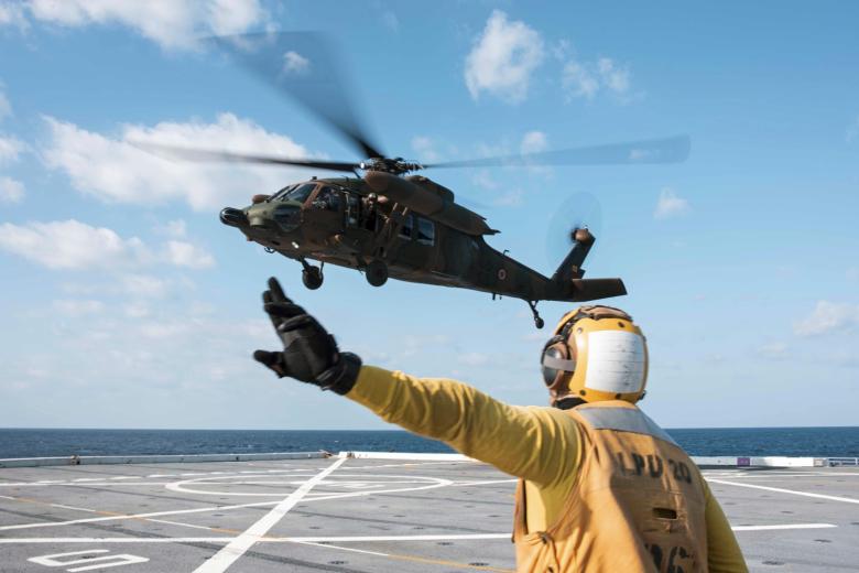 Вертолет сил самообороны Японии UH-60 Black Hawk