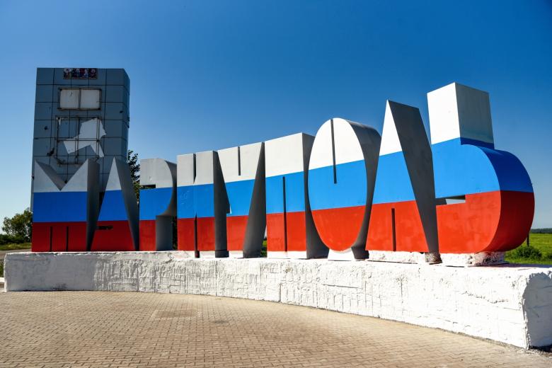 Стела перед въездом в Мариуполь,