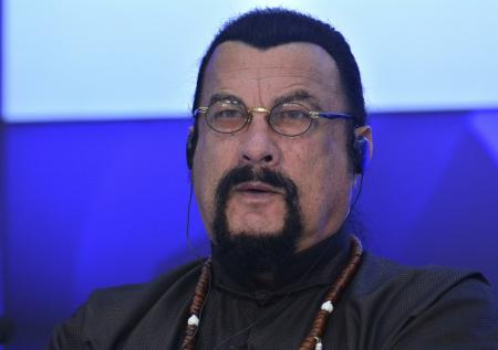 Стивен Сигал побывал на развалинах СИЗО в Еленовке