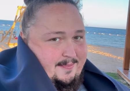 «Боли в животе и рвота»: сын Никаса Сафронова рассказал о самочувствии отца