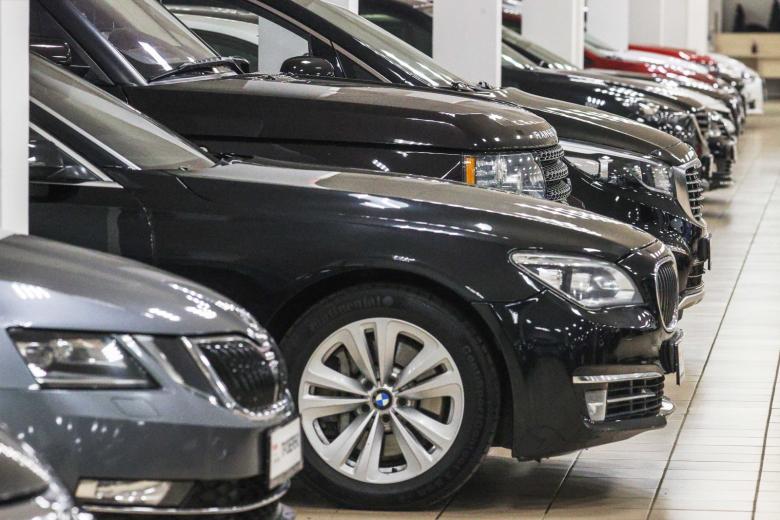 Продажа автомобилей с пробегом в автомобильном салоне