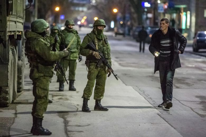 Военные на улице в Симферополе 2014 год