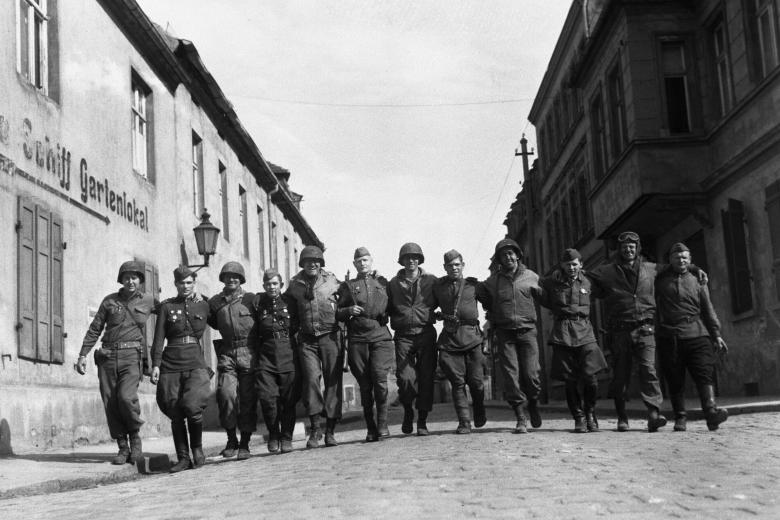 Советские и американские солдаты в городе Торгау (Германия), 25 апреля 1945 года. Фото из личного архива Джека Коннона